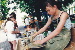 IX-Kek-Madar-Fesztival-2001-Kezmuves-vasar-es-musorok-004
