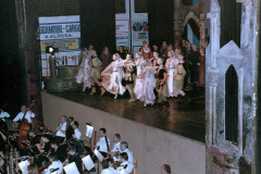 X-Kek-Madar-Fesztival-2002-Bank-Ban-001