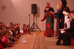 XIV-Kek-Madar-Fesztival-2006-A-vasorru-banya-meg-a-ket-lanya-14