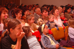 XIV-Kek-Madar-Fesztival-2006-A-vasorru-banya-meg-a-ket-lanya-15