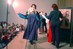 XIV-Kek-Madar-Fesztival-2006-A-vasorru-banya-meg-a-ket-lanya-18